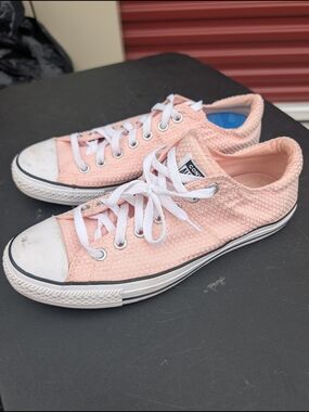 Converse Low Top Sneakers in Light Pink